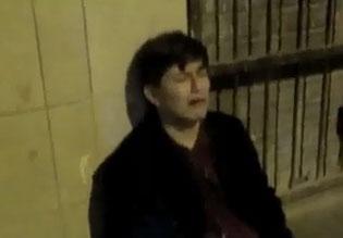 Joven llora y destroza su moto porque enamorada lo dejó (VIDEO)