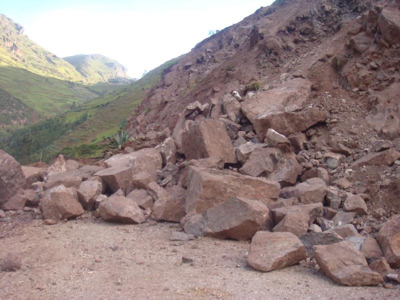 Nuevos deslizamientos afectan vías 