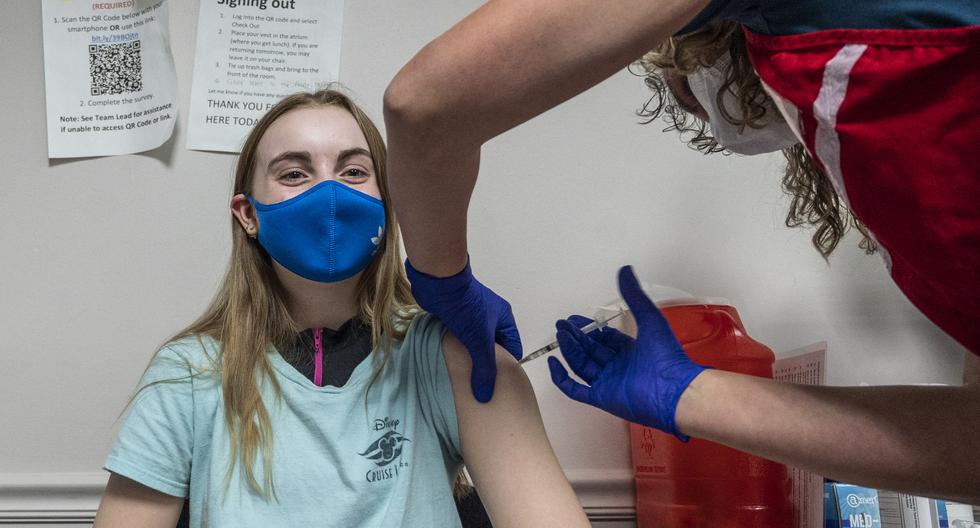 Una persona recibe la vacuna contra el Covid-19 en Virginia. (Foto: ANDREW CABALLERO-REYNOLDS / AFP)