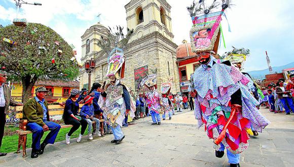 Los machos y capachos le danzan al Niño Jesús en Huancayo