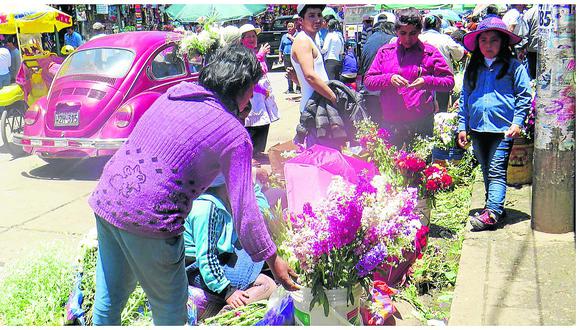 ​Comerciantes incrementan precio de las flores en Huancayo