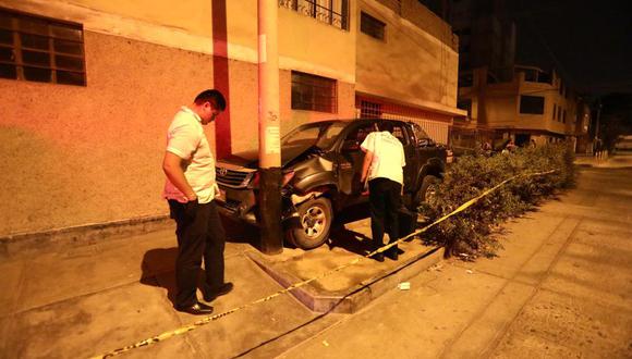El vehículo terminó chocando contra un poste. El hecho ocurrió en los Olivos. Foto: César Grados/GEC