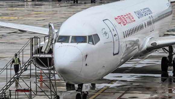 Esta foto de archivo muestra un avión Boeing 737-800 de China Eastern Airlines estacionado en el aeropuerto de Tianhe en Wuhan, provincia central china de Hubei. (Foto: Hector RETAMAL / AFP)