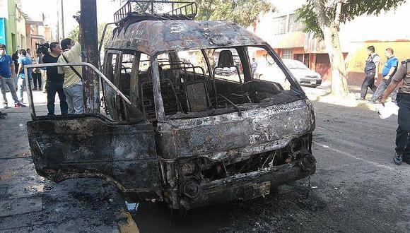 Trujillo: Extorsionadores incendian combi (Vídeo y fotos) 