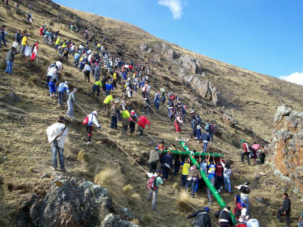 Población realiza tradicional Bajada de Cruces (FOTOS)