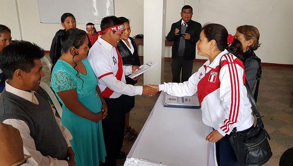 Perú vs. Colombia: pareja chinchana se casa usando el uniforme de la selección