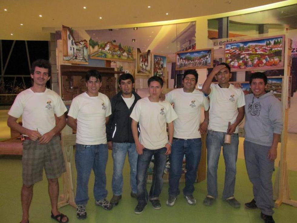 Exponen obras de arte en madera y pinturas