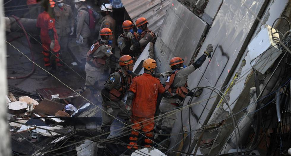 Bomberos y equipos de rescate buscan víctimas del derrumbe de un edificio temprano en la mañana en la favela Rio das Pedras, en Río de Janeiro, el 3 de junio de 2021. (MAURO PIMENTEL / AFP).