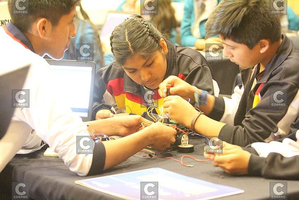 Más de 150 estudiantes en Olimpiadas de Robótica que organizó la UCSP(FOTOS)