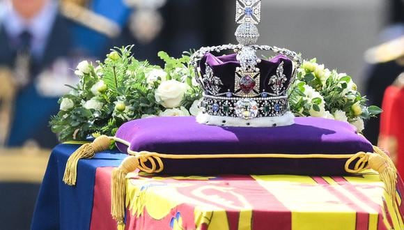 El ataúd de la reina Isabel II, adornado con un estandarte real y la corona del estado imperial, se muestra durante una procesión desde el Palacio de Buckingham hasta el Palacio de Westminster. (Foto: Daniel LEAL / POOL / AFP)