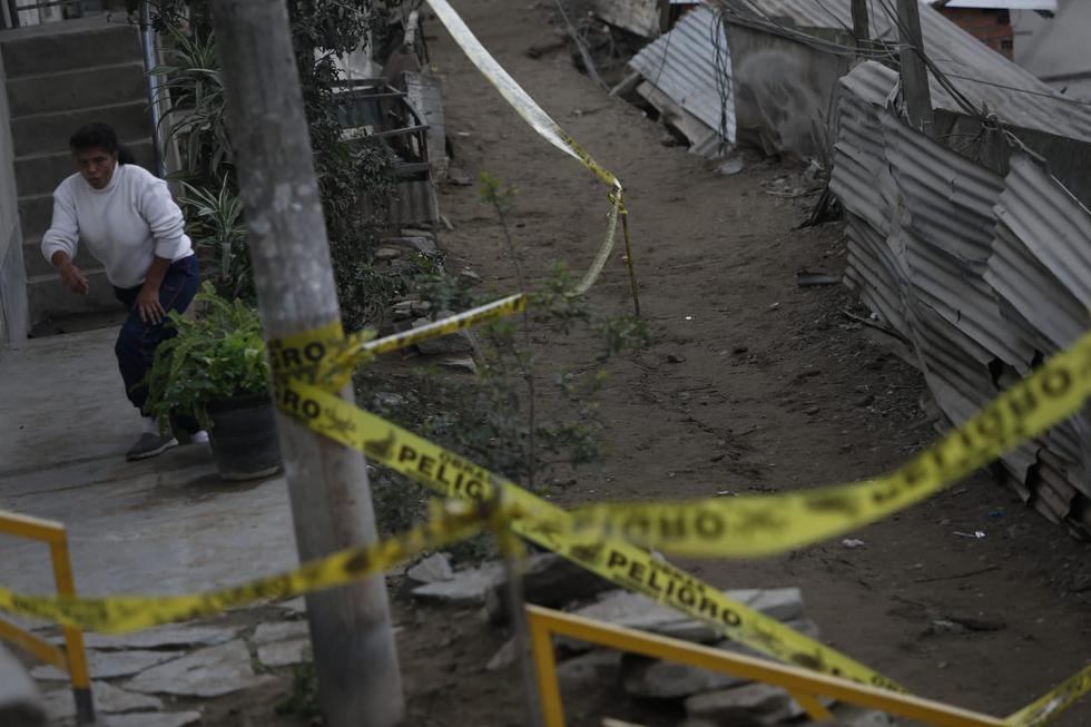 Tras el sismo de magnitud 6.0 que se sintió anoche y que tuvo como epicentro el distrito limeño de Mala, los ocupantes del asentamiento humano Virgen de Fátima, en el distrito de Villa María del Triunfo, tuvieron que evacuar sus viviendas y pasar la noche en el local comunal, según informó RPP, debido a las grietas y caída de piedras provocadas por el fuerte temblor.  (Foto: Jorge Cerdan/GEC)