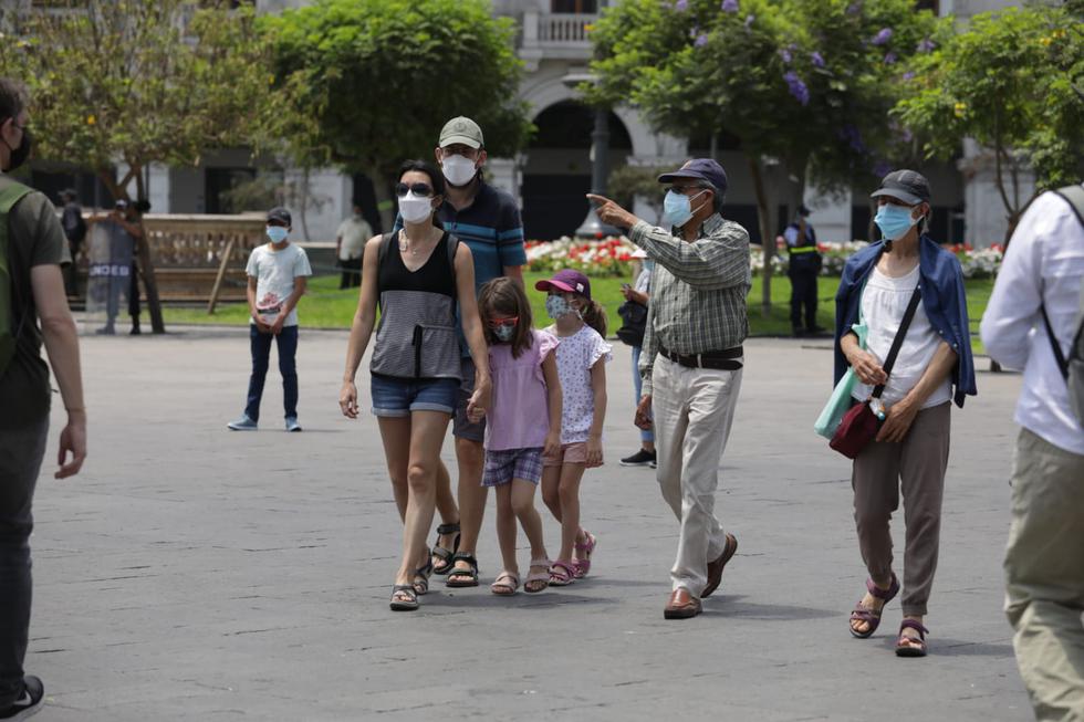 Cientos de familias aprovecharon el 1 de enero del 2022 para salir a pasear por los malecones y calles del Centro de Lima, Miraflores, Costa Verde y Chorrillos. Todo en cumplimiento a las restricciones que dispuso el Gobierno para evitar aglomeraciones en playas y otros. (Foto: Britanie Arroyo / @photo.gec)