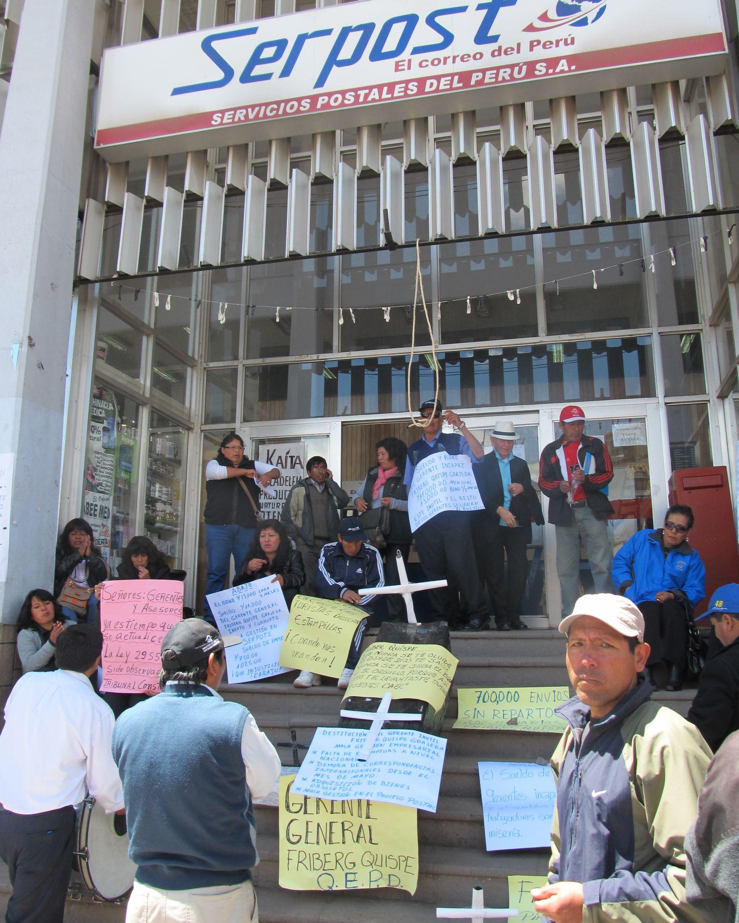 Cusco: Con ataúdes en la puerta de Serpost los trabajadores continúan con huelga indefinida