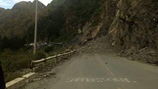 Decenas de vehículos quedaron varados por derrumbe en Ollachea 