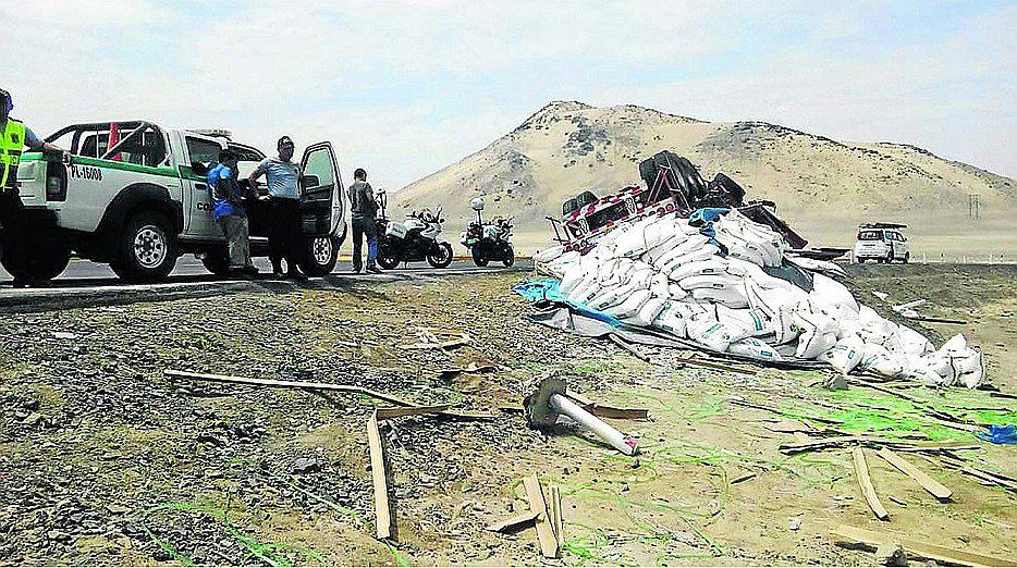Un tráiler cargado de azúcar  vuelca en el peligroso “Óvalo de la muerte” en Tortugas   