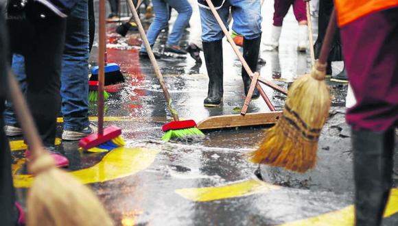 Trabajadores de limpieza amenazan colgar escobas 