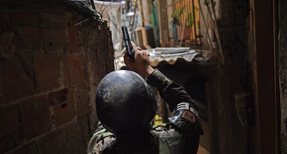 En esta foto de archivo tomada el 25 de septiembre de 2017, un oficial de policía militarizado sostiene su arma en un callejón en la favela de Rocinha en Río de Janeiro, Brasil. (Carl DE SOUZA / AFP).