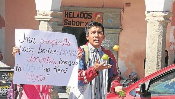 Ayacucho: Estudiantes piden ‘limosna’ para contratar a docentes