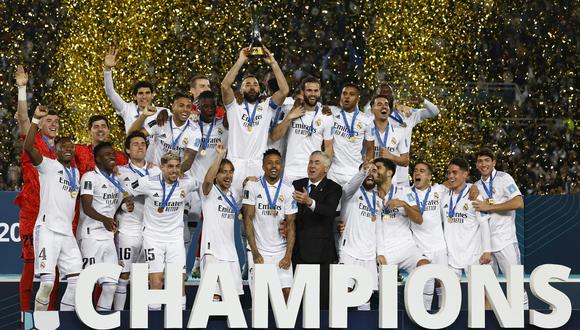 Los jugadores del Real Madrid celebran con el trofeo al final de la final de la Copa Mundial de Clubes de la FIFA entre el Real Madrid de España y el Al-Hilal de Arabia Saudita en el Estadio Príncipe Moulay Abdellah en Rabat el 11 de febrero de 2023.  (Foto de Khaled DESOUKI / AFP)