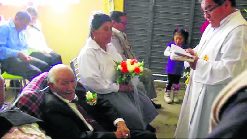 Anciano de 79 años se casa conectado a tanque de oxigeno (VIDEO)