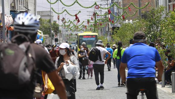 Personas invaden la pista, pese a la circulación de pocos buses| Foto: Eduardo Barreda