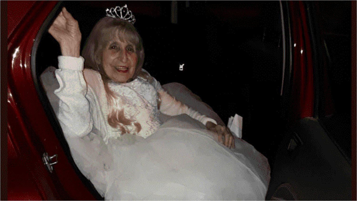 Anciana de 90 años cumple su sueño de celebrar su quinceañero 