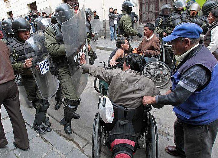 Bolivia: Dispersan con gases lacrimógenos a discapacitados que quieren dialogo con Evo Morales
