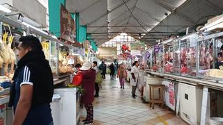 Rematan pollos en mercado de Huancayo para deshacerse de mercadería por temor a protestas 