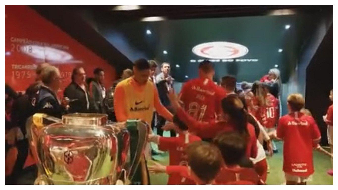 Paolo Guerrero desató la alegría en un grupo de niños antes del Inter-Paranaense (VIDEO)