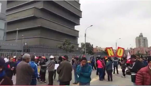 Maestros del Sutep protestaron frente a sede del Ministerio de Educación (VIDEO)
