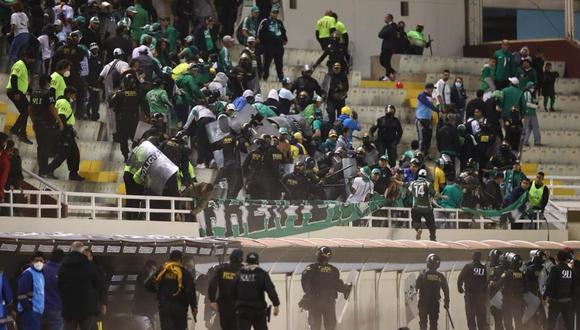 Hinchas del Deportivo Cali causaron la paralización del choque con Melgar. (Foto: GEC)