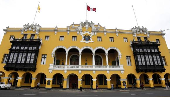 La Municipalidad de Lima solo se deberá colocar un astabandera en buen estado y se ubicará únicamente en la azotea de cada edificio, independientemente de que este tenga varios propietarios o inquilinos. (Foto: MML)