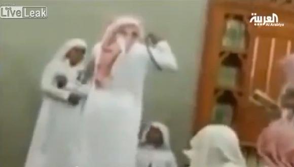 Profesor azota a alumnos cuando se equivocan al recitar el Corán