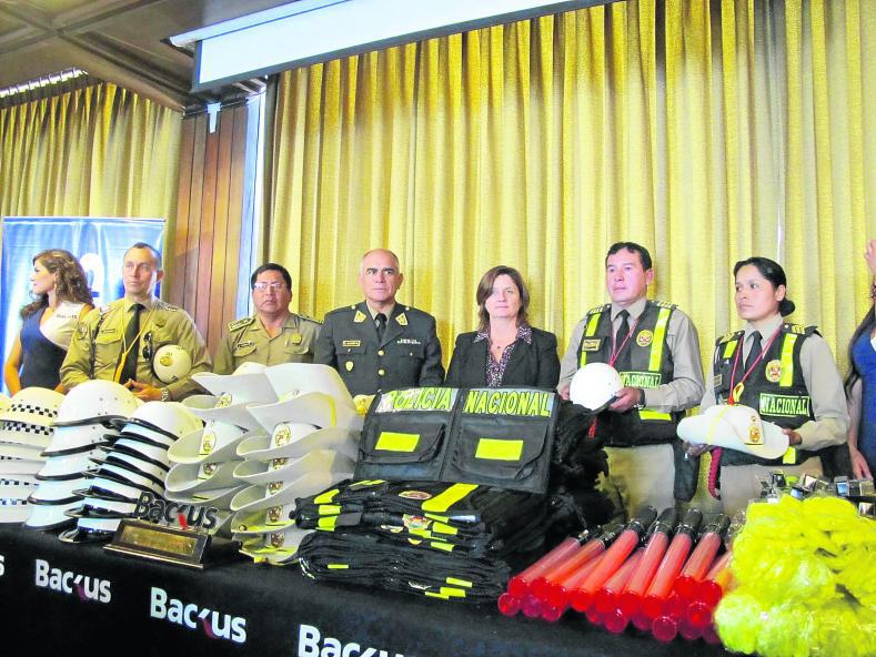 Backus dona 820 implementos policiales a la Poltran