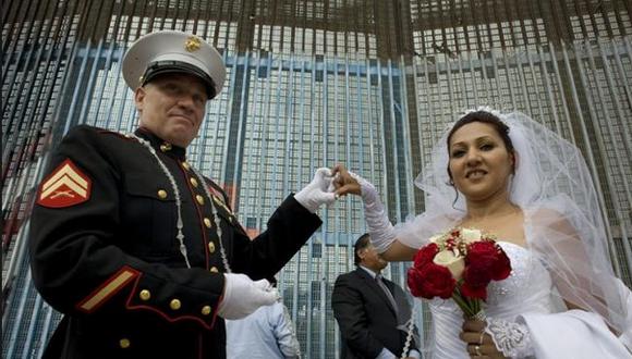 ​Pareja se sobrepone a deportación y se casan en muro fronterizo EEUU-México