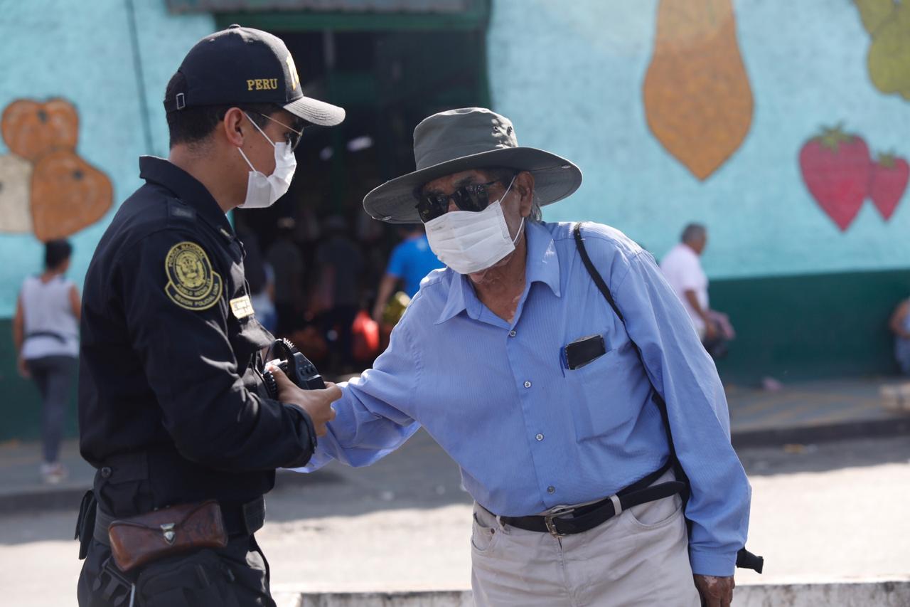 Policía protege del coronavirus a adulto mayor colocándole mascarilla. (Fotos: Diana Marcelo/GEC)