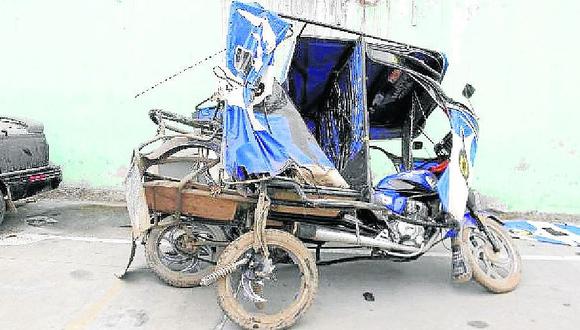 Puno: padre e hijo se salvan de morir en choque entre combi y mototaxi