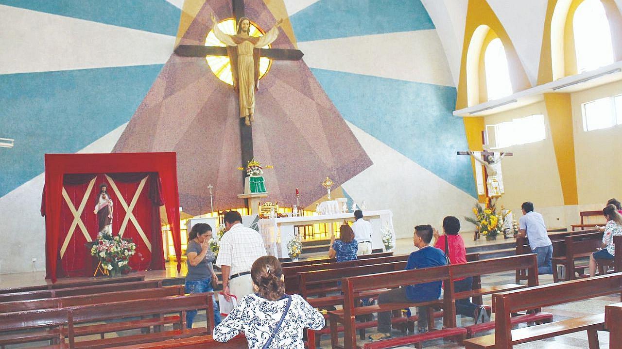 Atacan a párroco en plena misa y lanzan blasfemias contra Dios en Iglesia