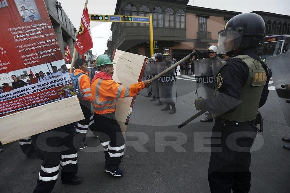 Retiran a dirigente de trabajadores mineros tras protestar en el Pleno del Congreso (FOTOS)
