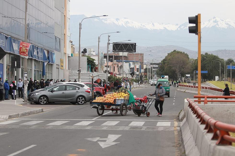 ​Arequipeños siguen en las calles, pese a la suspensión del transporte público (FOTOS)