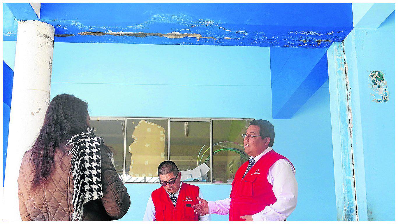 ​Escuela culminada hace solo dos años está convertida en una coladera de agua (VIDEO)