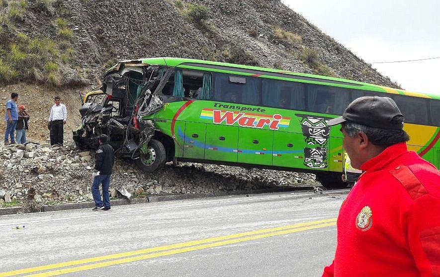 Bus de transporte colisiona contra camión en la ruta Lima - Cusco 
