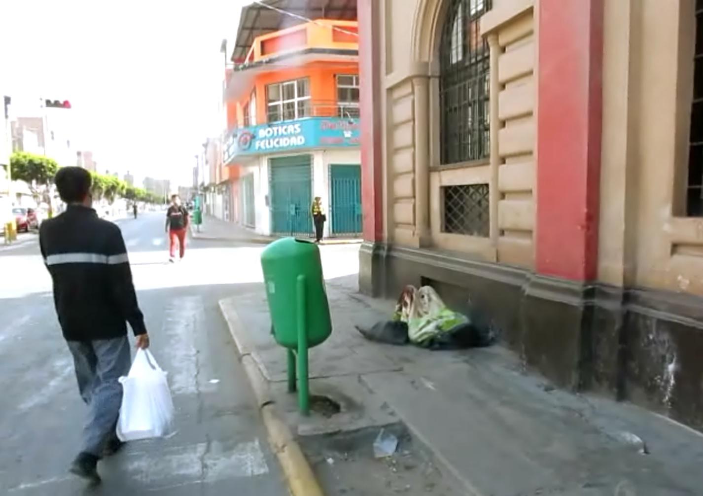 Chiclayo: Indigente abandonado a pocos metros del Palacio Municipal (Video)