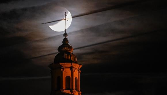La Torre de la Iglesía básilica en Weingarten Alemania es testigo del Eclipse Lunar de julio del 2019 (Photo by Felix Kastle  AFP)