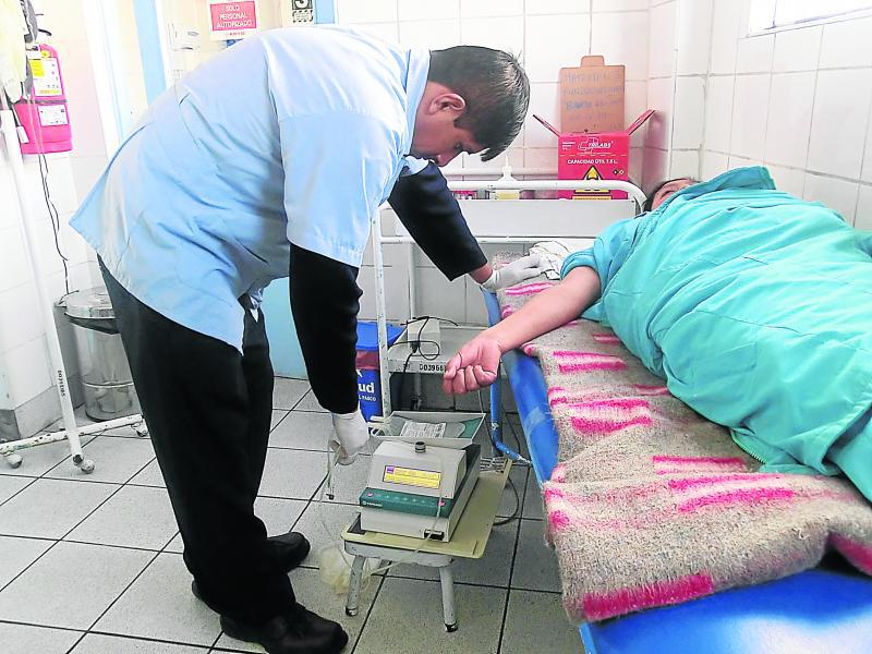 Quince enfermeras donan sangre como protesta