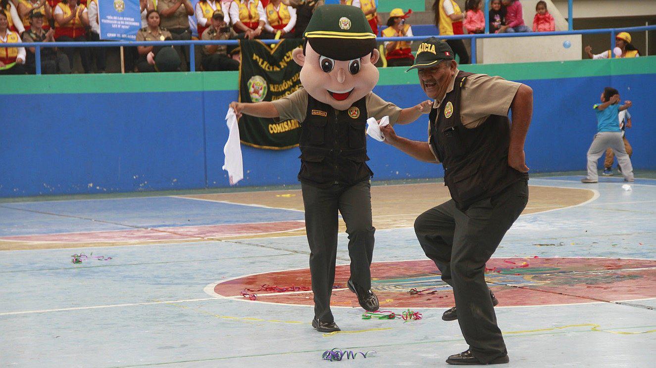 Policía le puso alegría en la juramentación de Juntas Vecinales (VIDEO) 