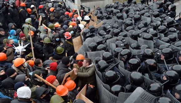 Ucrania: Decenas de periodistas y médicos fueron heridos por policía 