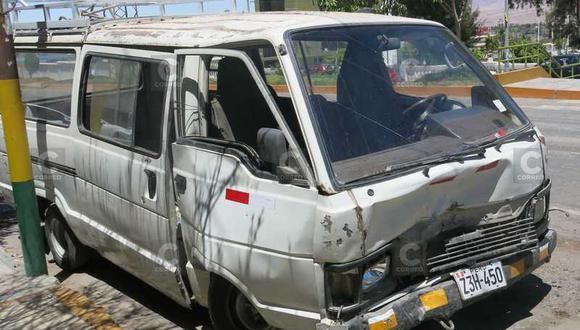 Choque de taxi contra combi deja tres heridos en Samegua