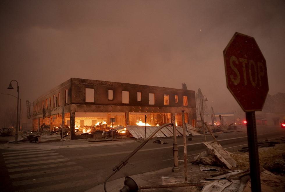 Los edificios arden cuando el Dixifire arrasa el centro de Greenville, California, el 4 de agosto de 2021. (Foto de JOSH EDELSON / AFP)