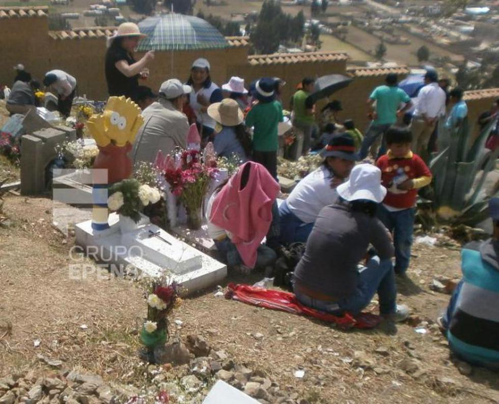 Caricaturas adornan tumbas de niños en cementerio
